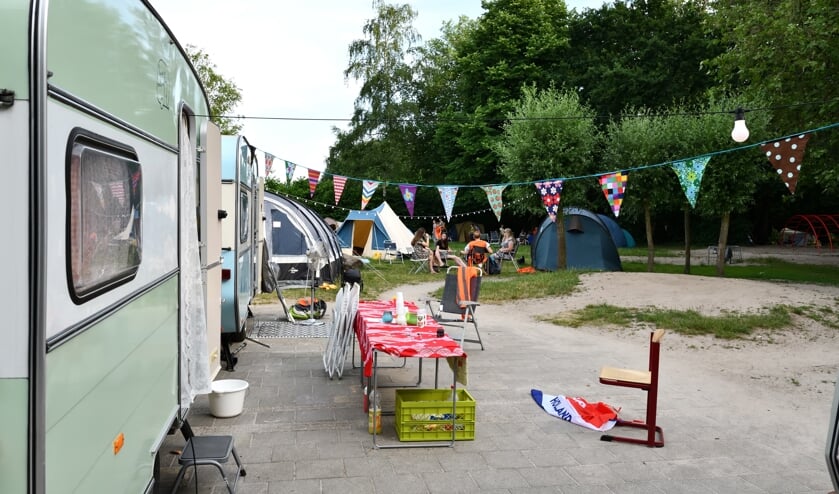 Caravans en tenten op 'camping De Krommen Hoek'