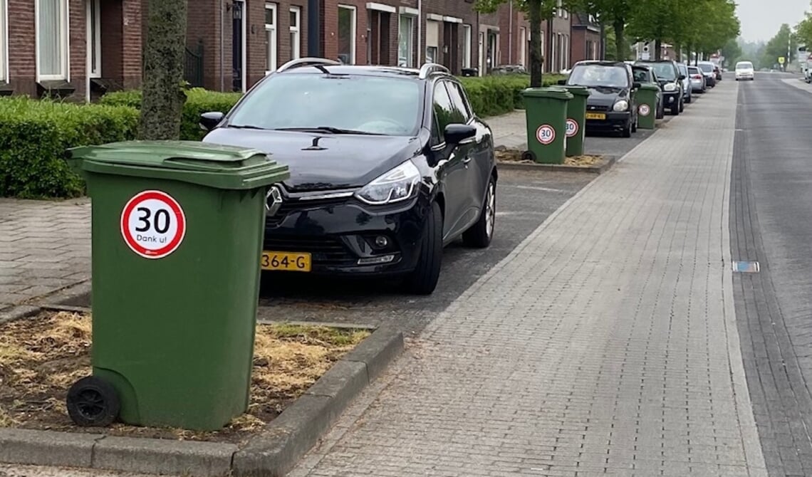 <p>Een sticker op de GFT-bak, zoals in de Kanaalstraat, dient als signaal om maximumsnelheid aan te geven (archieffoto)</p>