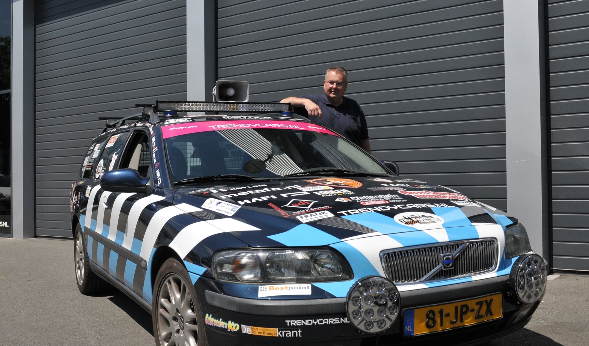 Erik Mol bij zijn Volvo, waarmee hij samen met David van Grinsven in rijdt