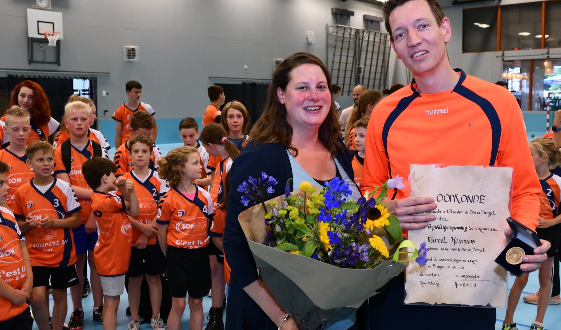 Marcel Heijmans ontvangt de Vrijwilligerspenning van de gemeente Son en Breugel