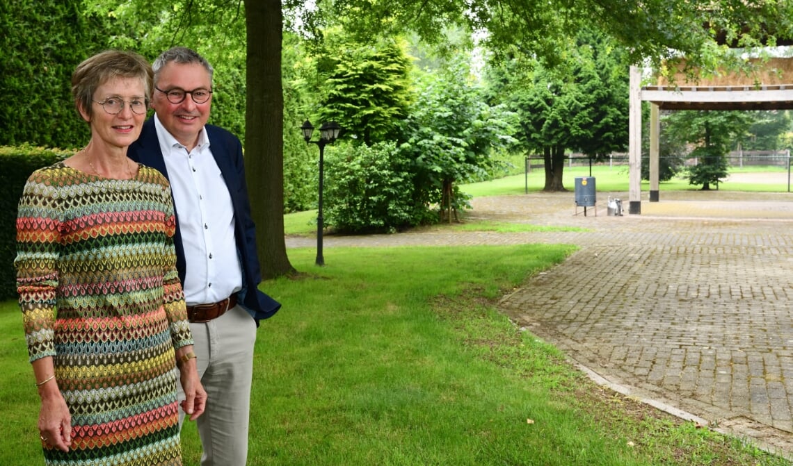 Jack en Maria Smits in hun tuin waar een deel van de miniwoningen gerealiseerd gaan worden