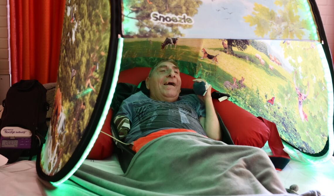 Herman geniet volop in de gewonnen snoezeltent