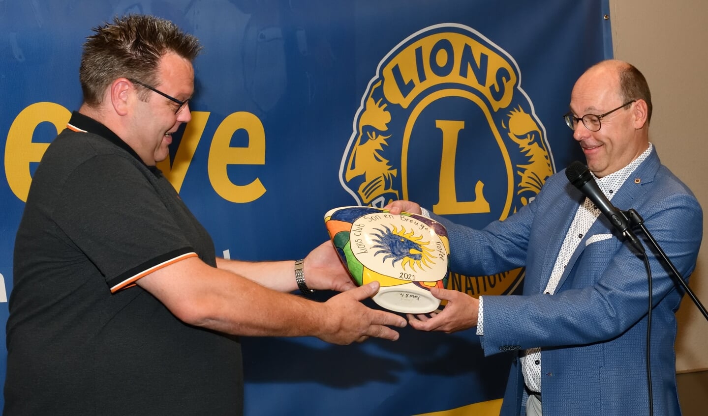 Pieter Foolen ontvangt de Lionsclub Son en Breugel trofee