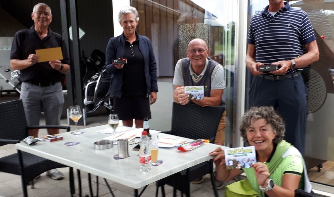 De overgelukkige winnaars bij golfbaan Golfhorst