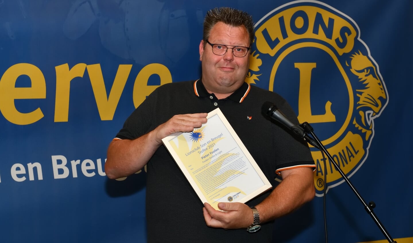 Pieter Foolen met de oorkonde van de Lionsclub Son en Breugel trofee