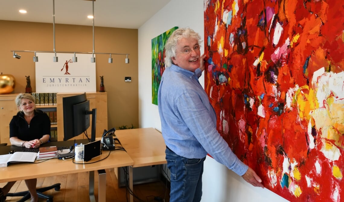 <p>Harry Sijbers met zijn kunstwerk</p>