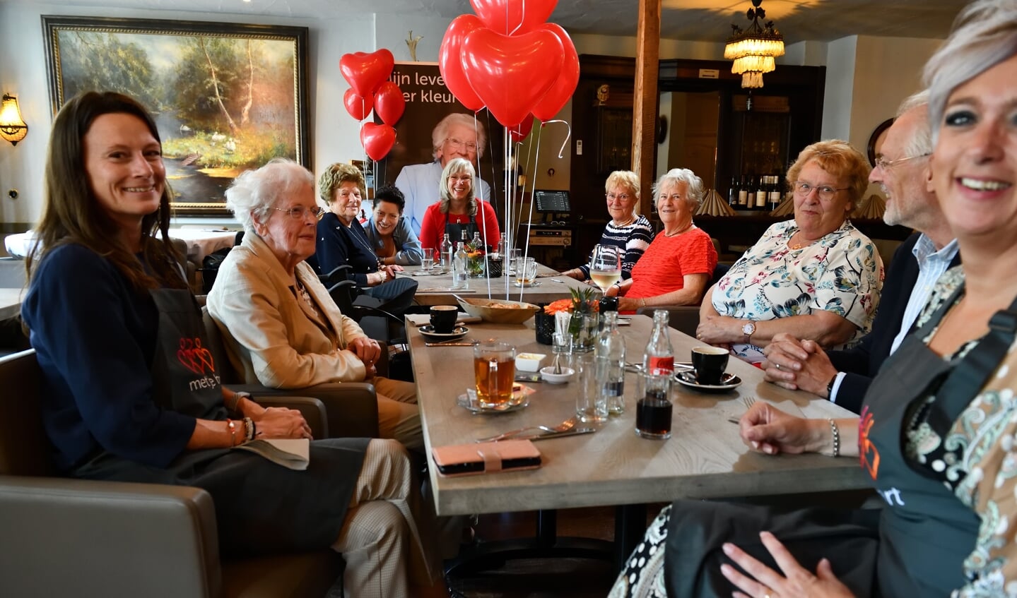 De dames en burgemeester Gaillard namen plaats aan een feestelijk versierde tafel