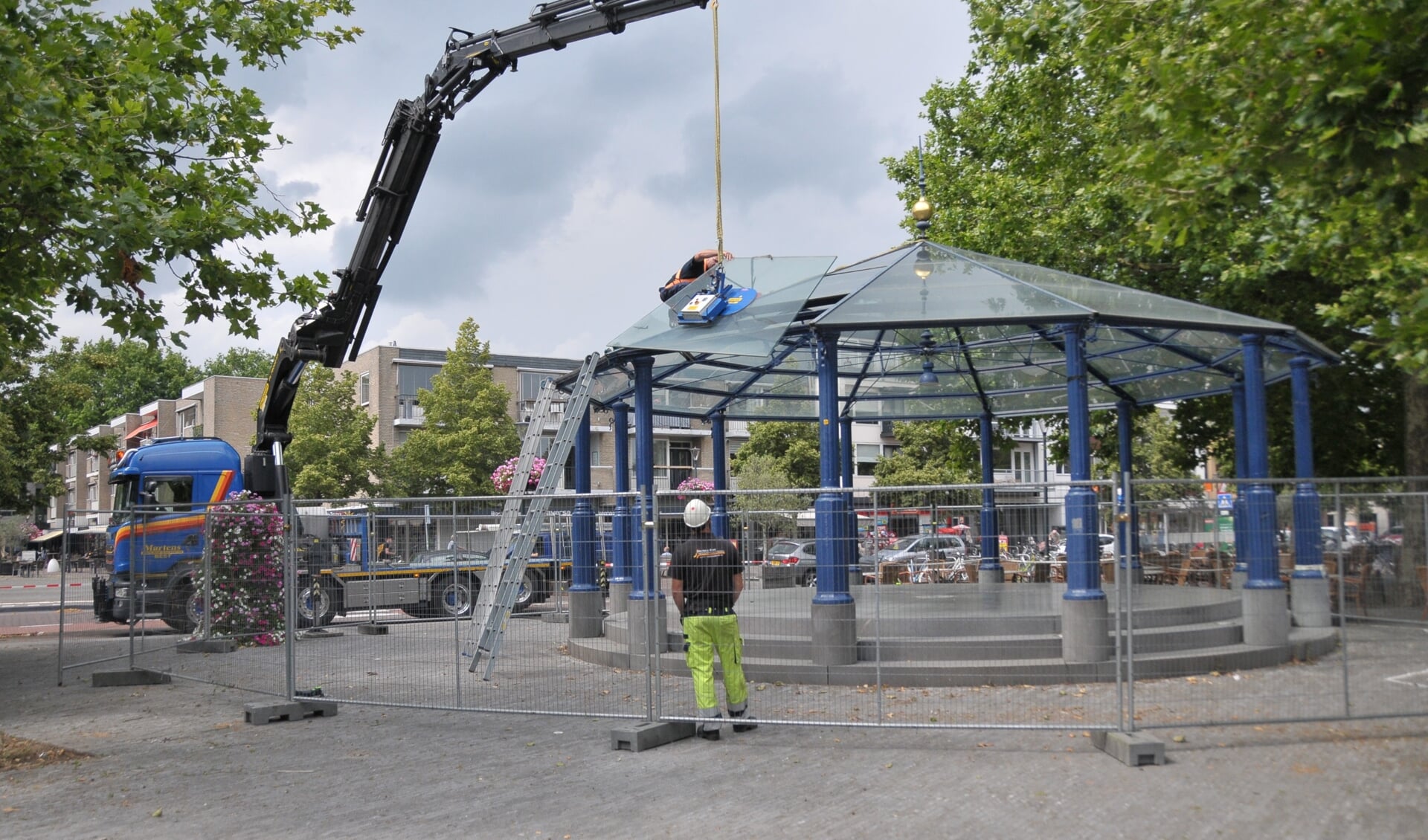 Het eerste glaspaneel wordt van de kiosk gehaald