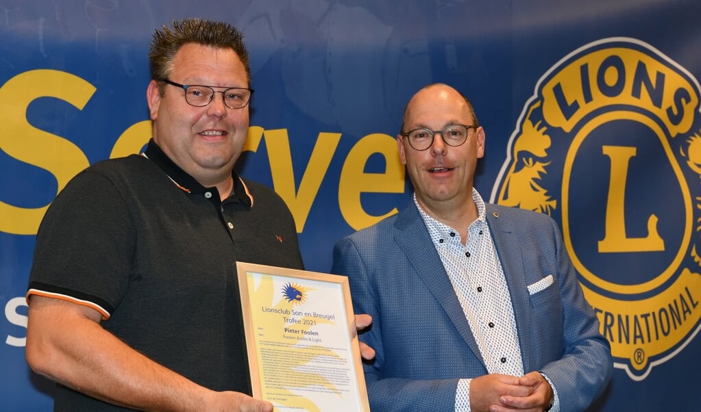 Pieter Foolen (l) ontving vorig jaar de 'Lionsclub Son en Breugel Trofee ' uit handen van Hans Waals (r) (archieffoto)