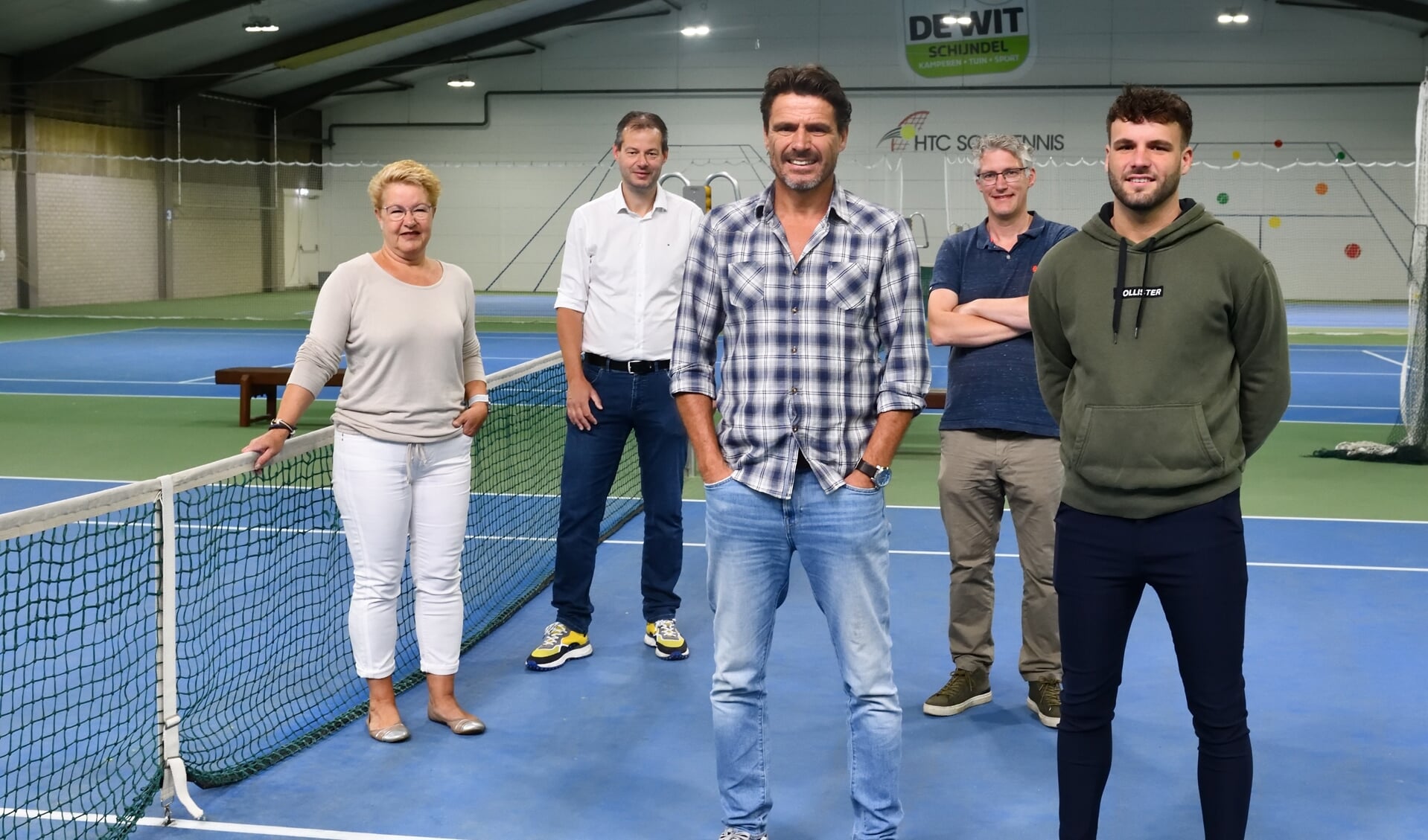 Op de voorgrond Martin en Bennet van Duren, op de achtergrond het bestuur van HTC Son Tennis, v.l.n.r Tanja Vermaas, Patrick Meulendijks en Robert ten Broeke