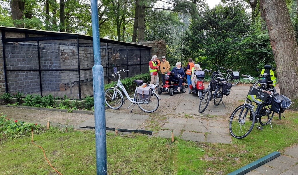 Een groep mensen op de scootmobiel en fiets kwam een kijkje nemen bij de volière 