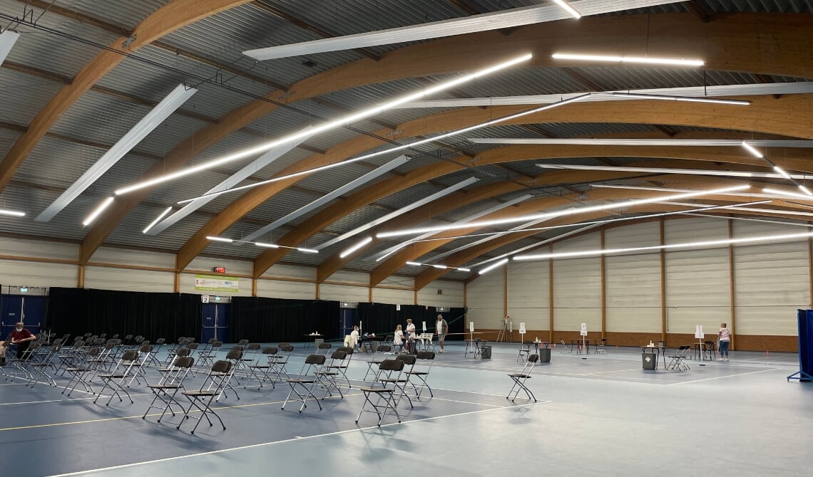 Een bijna leeg sporthal tijdens de tweede vaccinatie