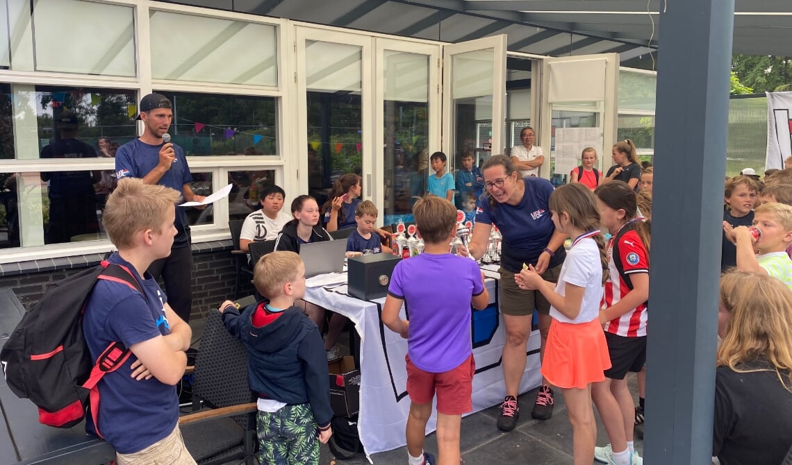 De prijzen worden uitgedeeld aan de jonge tennissers