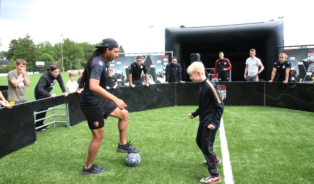 Jeand Doest 'Easy Man' nodigde een aantal spelers uit voor een partijtje panna