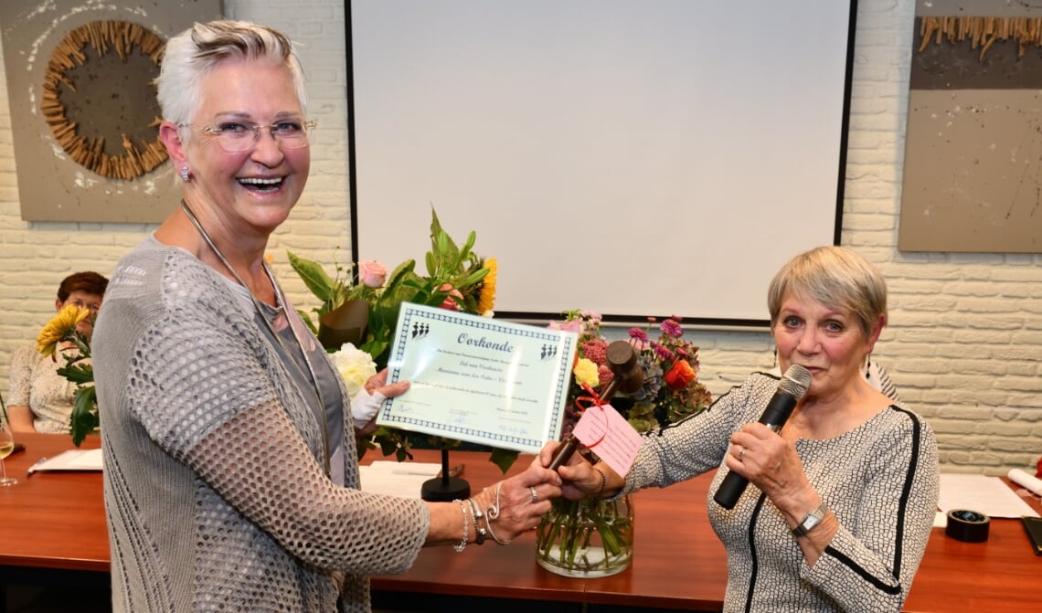 <p>Marianne geeft de voorzittershamer door</p>