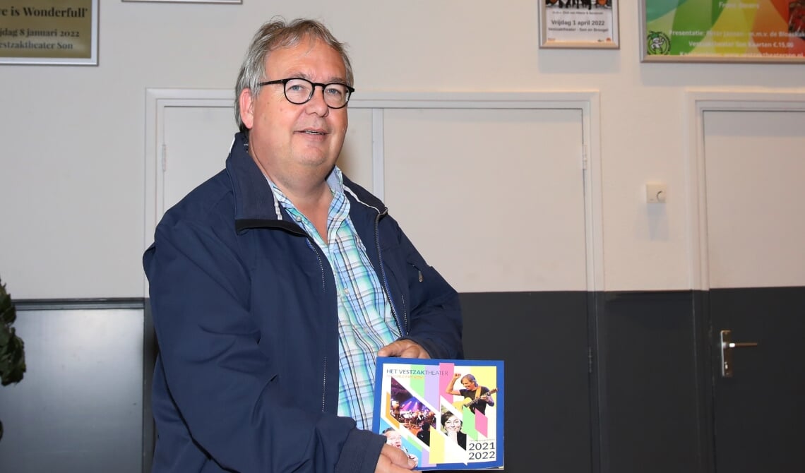 <p>Maurice met de programmaboekje in zijn handen</p>