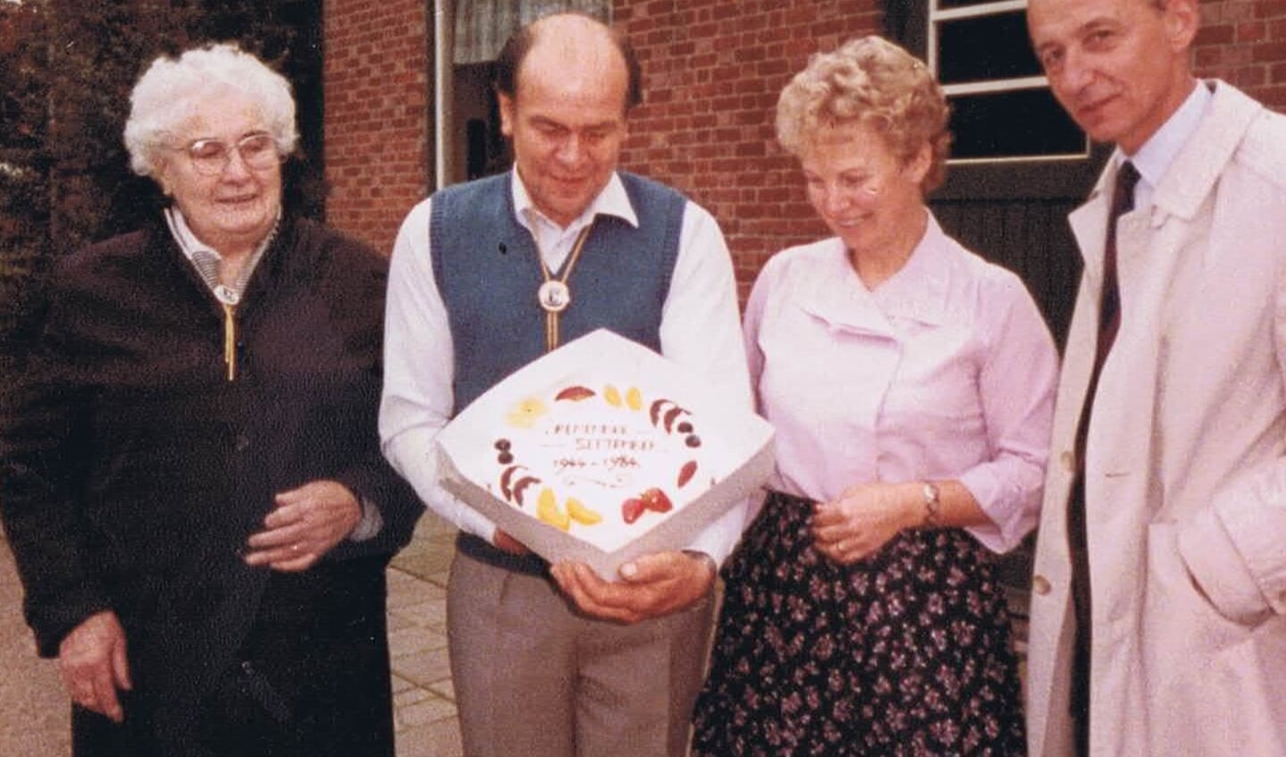 Als blijk van dank ontvangt Wan van Overveld, samen met zijn moeder Pita en vrouw Marietje, een taart uit handen van de Sonse burgemeester Bonnier