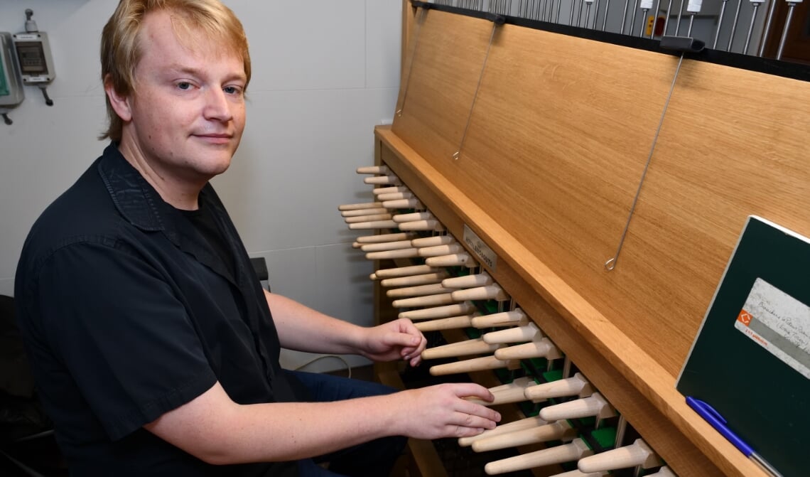 <p>Beiaardier Tommy op de beiaard in de kerktoren</p>