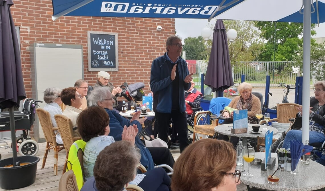 Aris Weel zorgt voor een muzikale noot tijdens het uitstapje