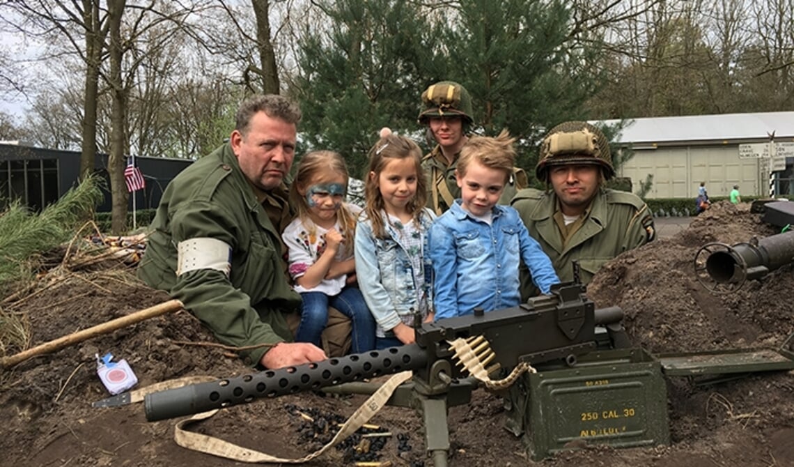 <p>De 'soldaten' poseren met jonge kinderen (archieffoto) </p>