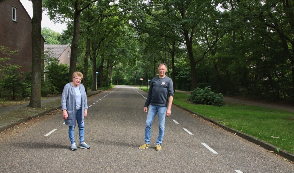 Hennie en Marthony op de Asteroïdenlaan waar de rommelmarkt wordt gehouden