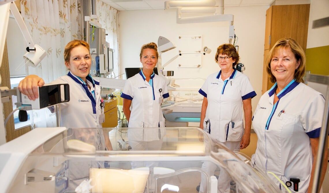 V.l.n.r.: kinderarts Kimberley Wagemans-Bonouvrie, lactatiekundige Moniek Rooijakkers, Senior verpleegkundige NICU Astrid Osagiator en zorgassistent Irma Jansen