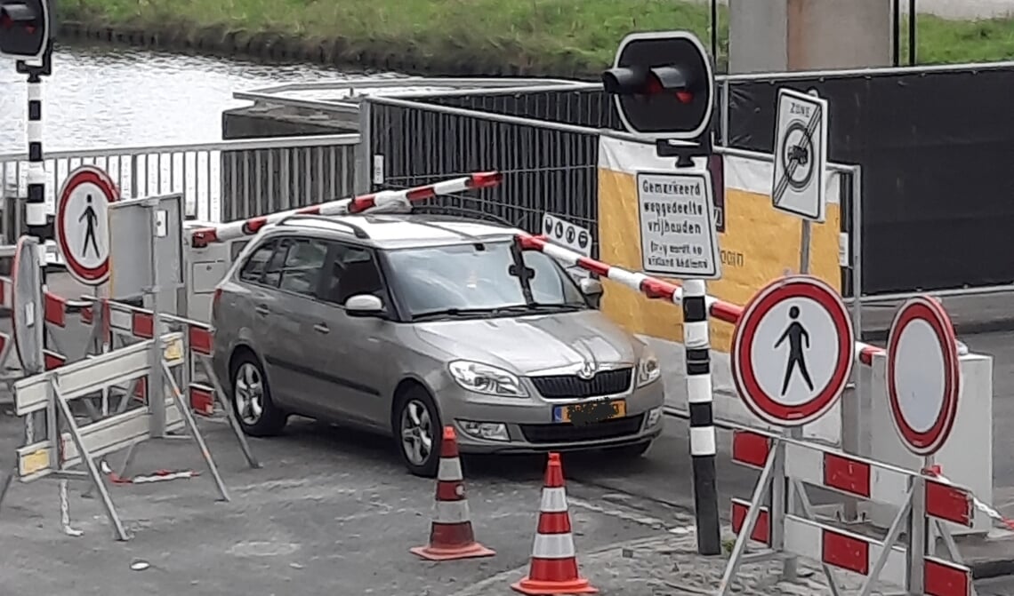 <p>Slagboom komt op auto bij hefbrug</p>