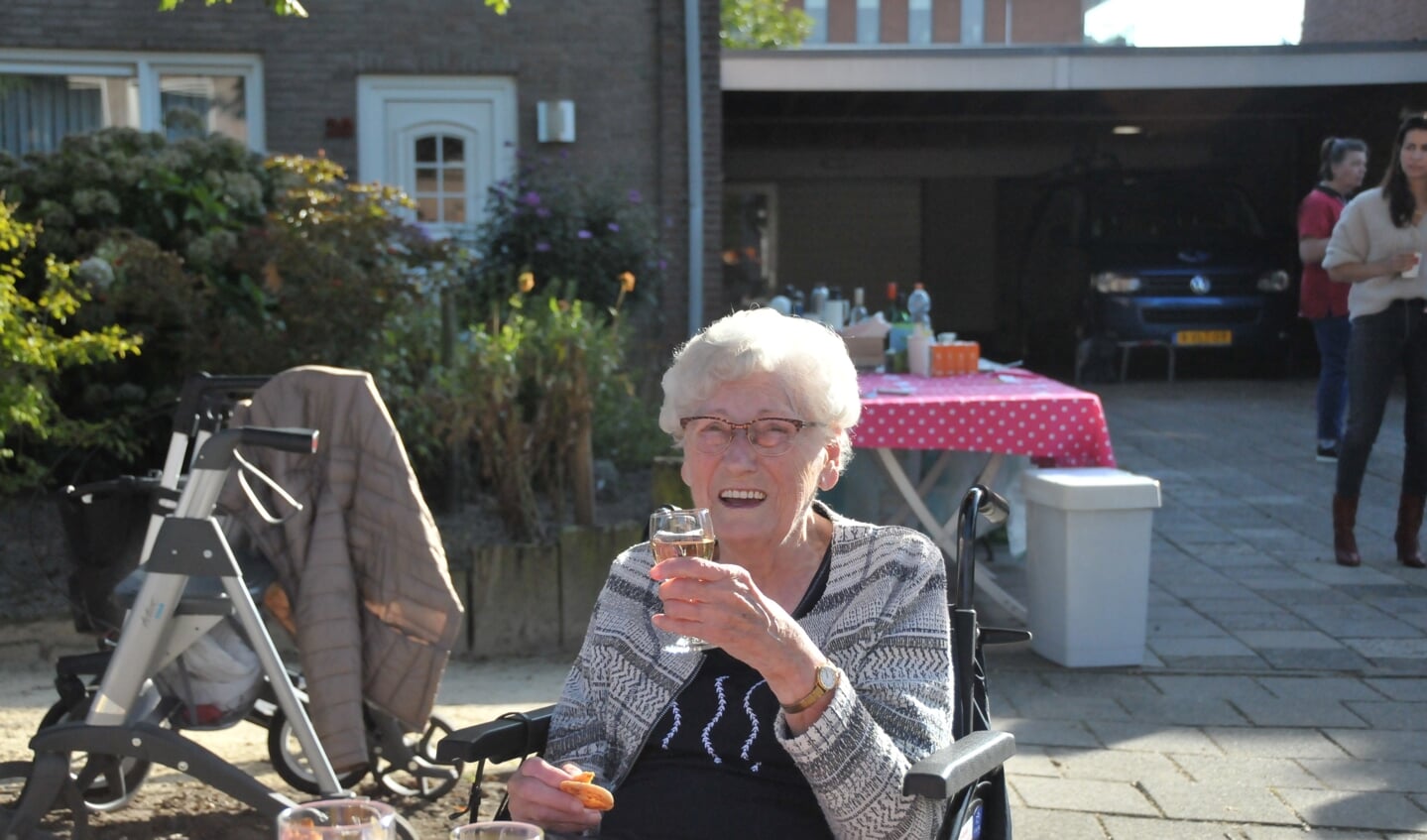 Burendag Molenstraat mevrouw Corrie Rademakers 90 jaar 30 jaar lid buurtvereniging