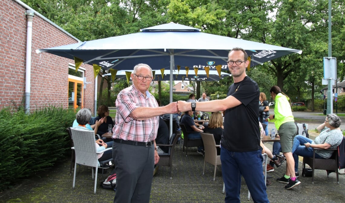 <p>Oud-voorzitter Nico samen met de huidige voorzitter Erwin </p>