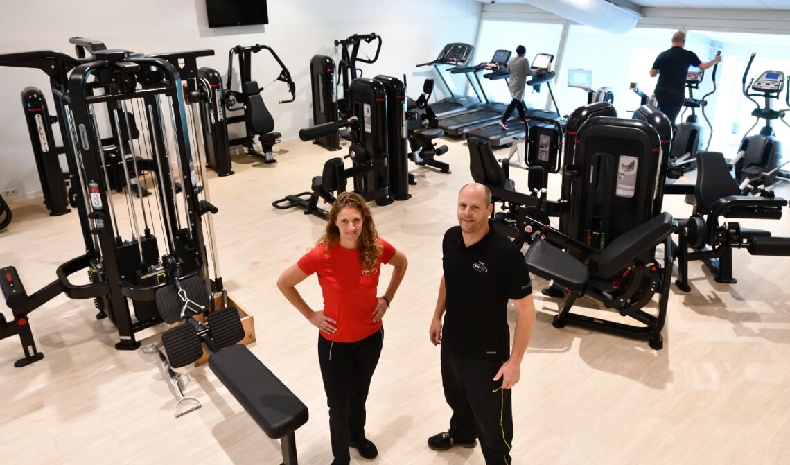 <p>Danny (l) en Arjen (r) in sportschool Son Sport met de nieuwe apparatuur</p>