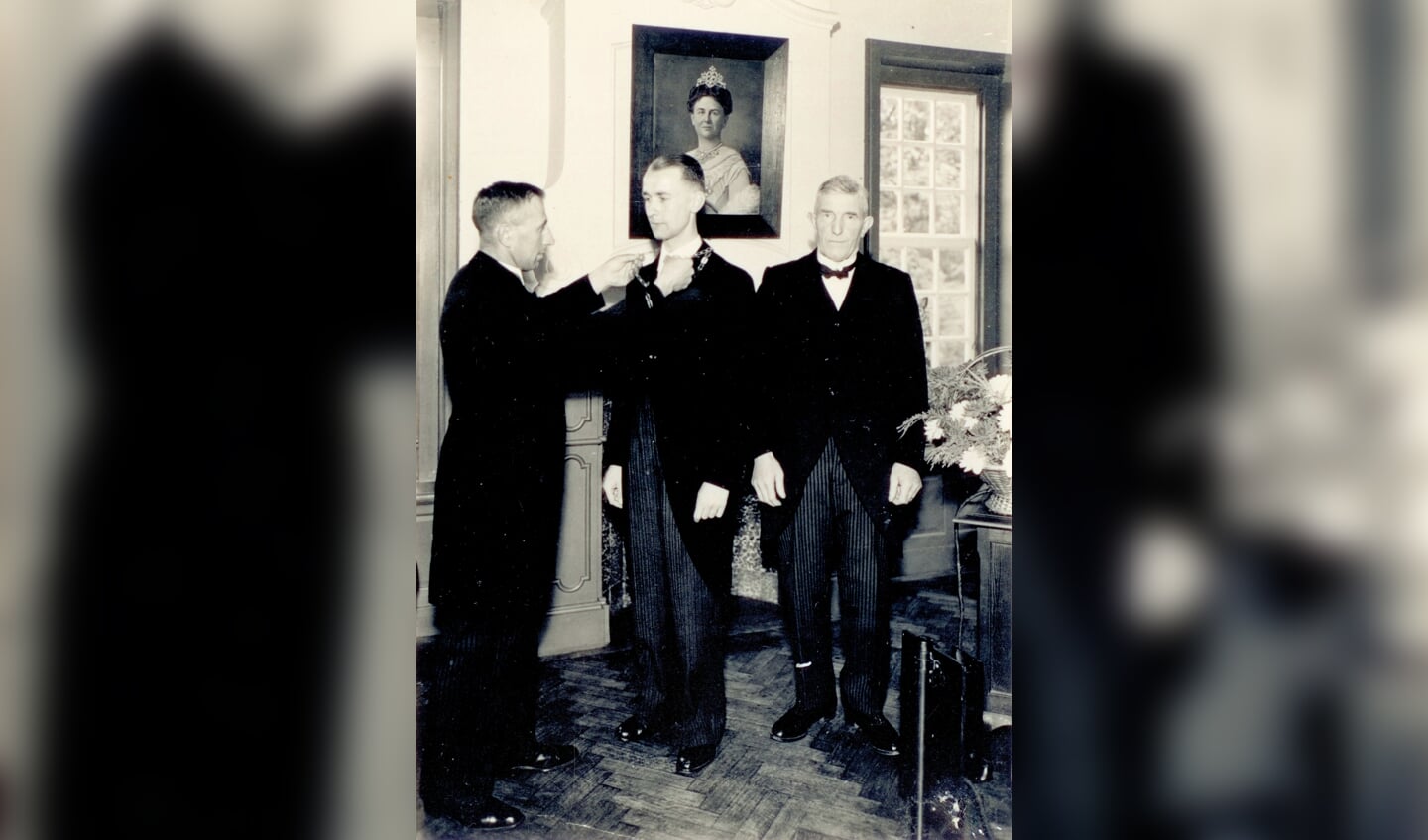 Wethouder Van Maasakkers hangt op 18 september 1946 in het Oude Raadhuis de ambtsketting om bij de nieuwe burgemeester Steinweg 