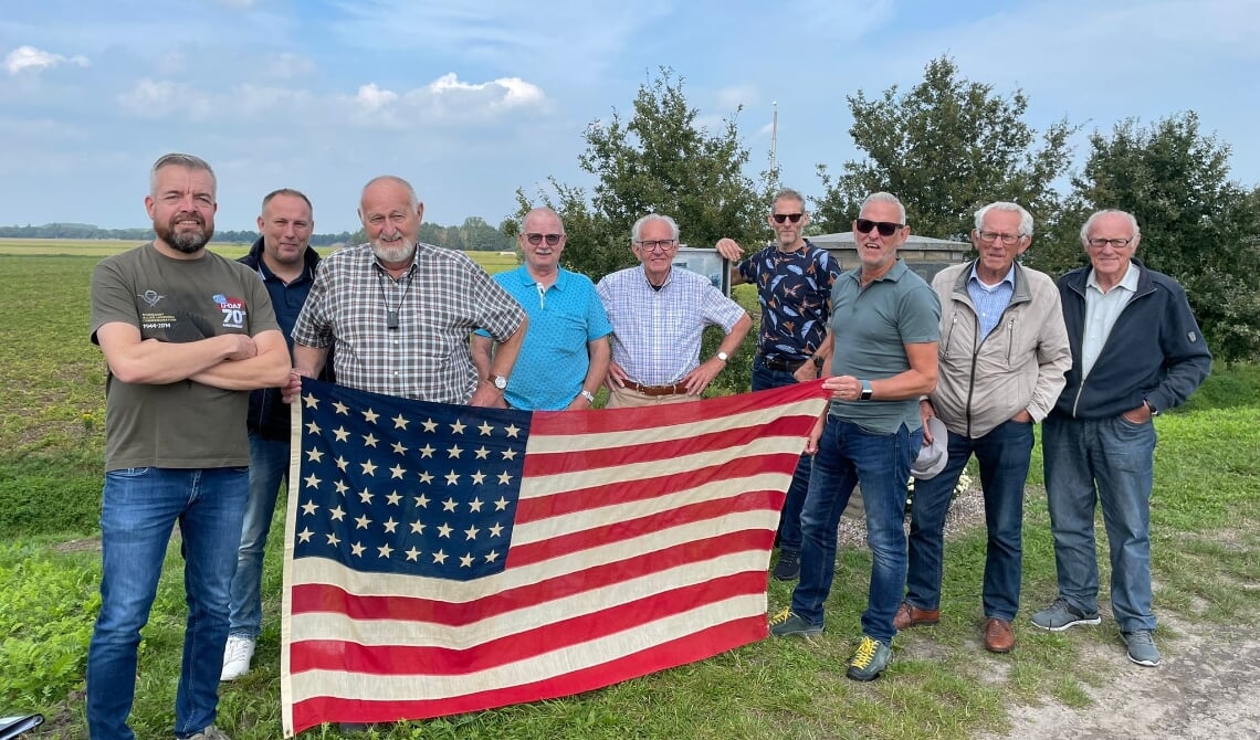 De jarige Bert Fisser achter het blauwe gedeelte van de vlag