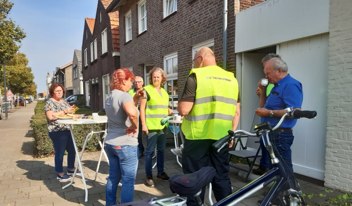 Buurtgenoten van de Kanaalstraat hebben de handen uit de mouwen gestoken op World Cleanup day