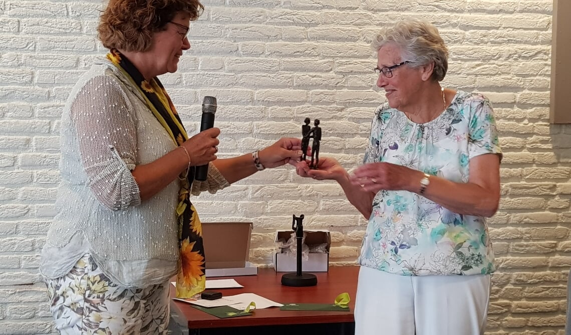 Nellie van de Wetering kreeg van
De Nationale Zonnebloem Breda een onderscheiding voor haar 35-jarige inzet voor de afdeling Son en Breugel