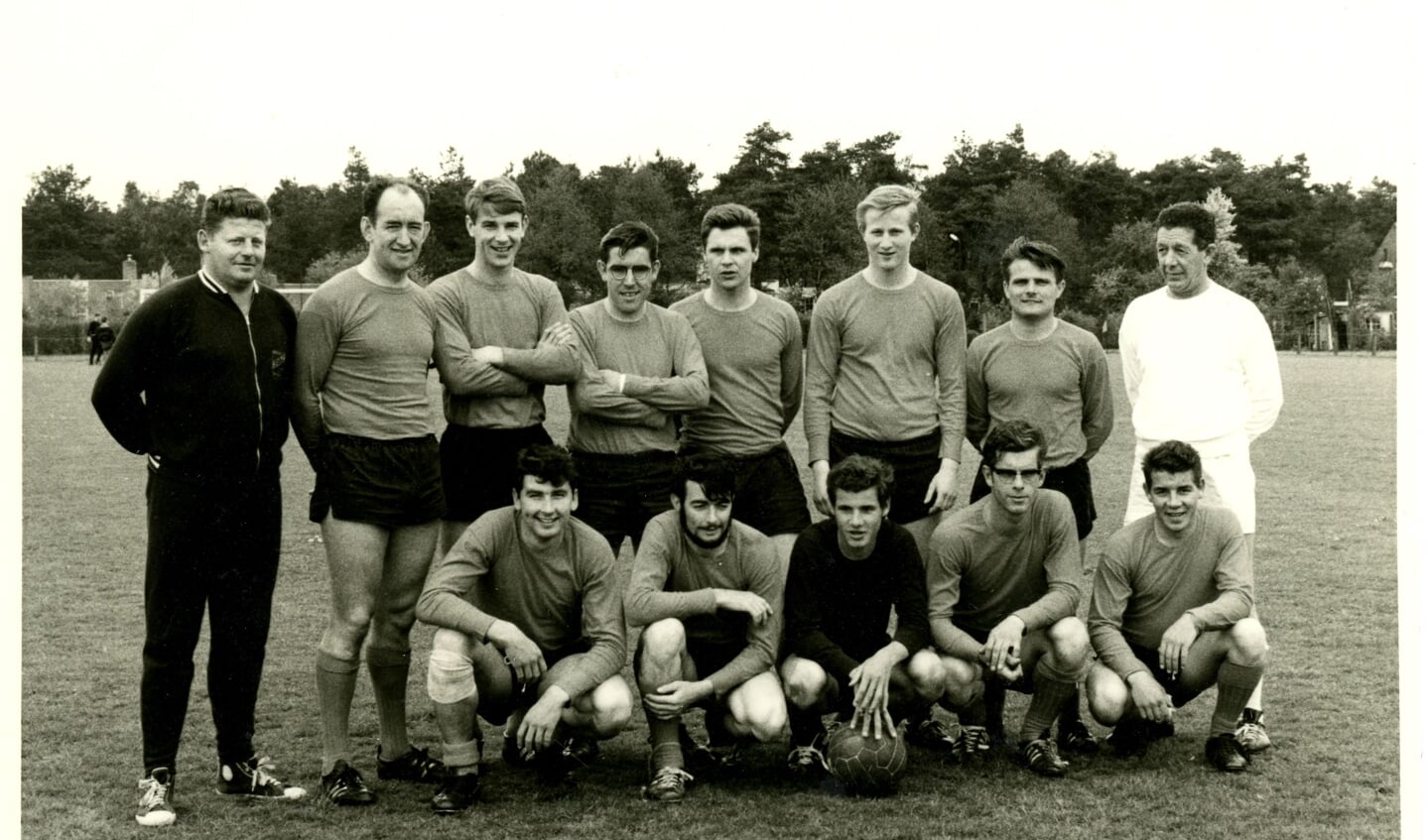 Het voetbalelftal van SBC ter gelegenheid van het afscheid van Henk Scheepens als actief voetballer in 1968. Tweede van rechts Adri Vogels.