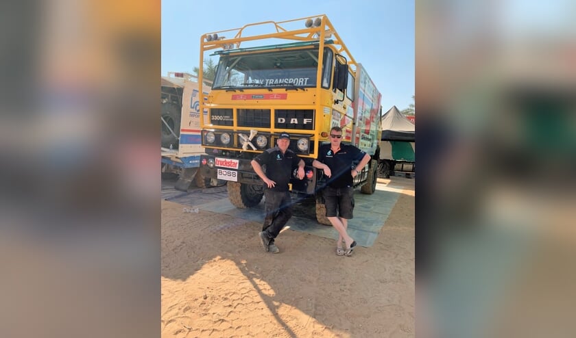 John en Gerard bij de DAF-truck het 'Tweekoppig Monster', een van de trucks in de Dakar Classic