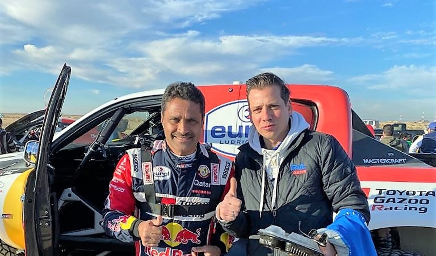 Ronald van Loon samen met klassementsleider en tweevoudig Dakar winnaar Nasser Al-Attiyah