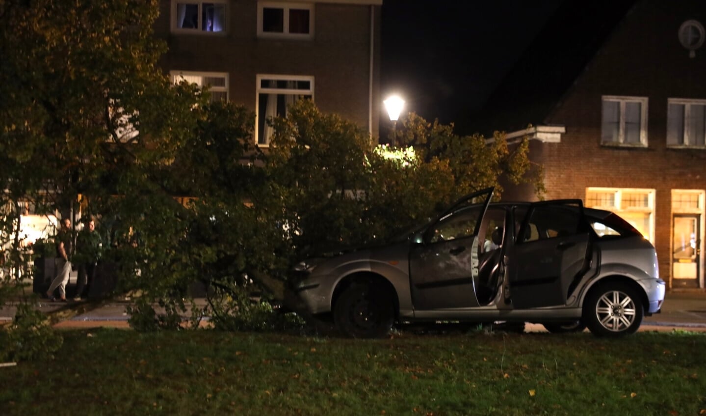 Automobilist crasht tegen boom op Nieuwstraat 