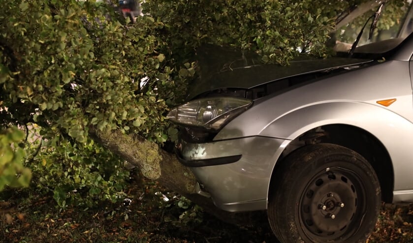 Automobilist crasht tegen boom op Nieuwstraat