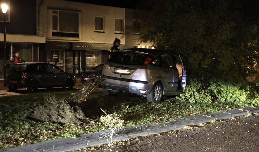 Automobilist crasht tegen boom op Nieuwstraat
