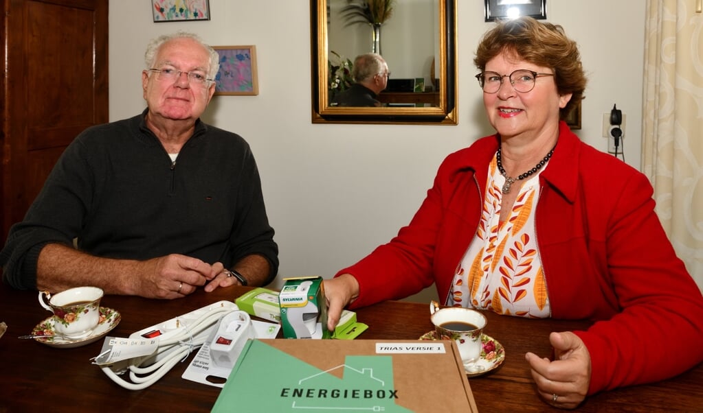 Wietze Zwart (links) krijgt van Lea van Beek gratis advies om het energieverbruik te verminderen
