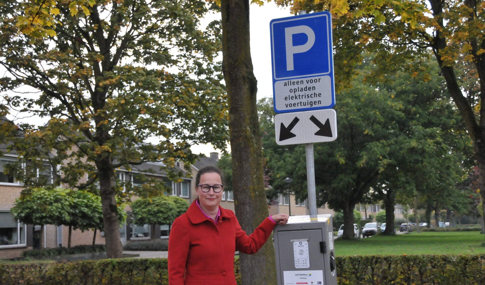 Bianca Oosterlaar bij één van de mogelijke locaties voor het deelautoproject in De Gentiaan
