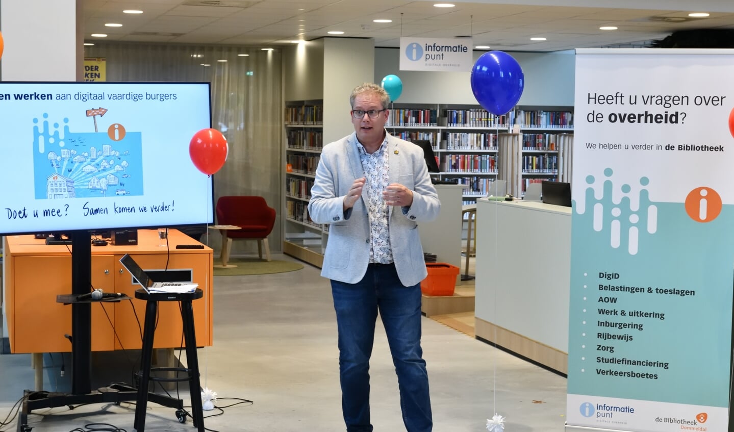 Wethouder Jelle de Jong opende het Informatiepunt Digitale Overheid in de bibliotheek