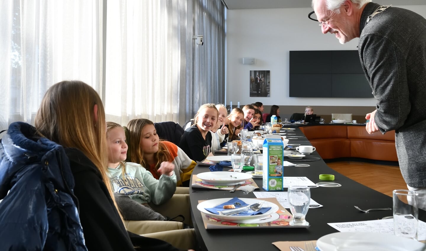 Burgemeester Hans Gaillard ontbijt met leerlingen van De Stokland