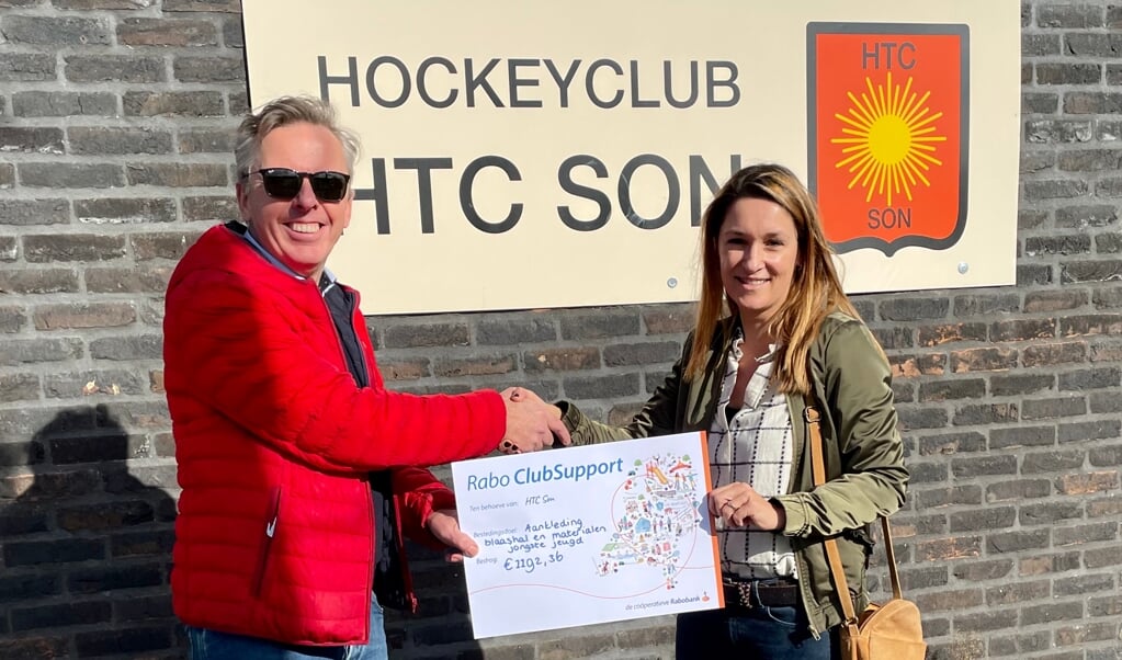 Overhandiging Rabo ClubSupport cheque door Ingrid Slaats- van Grinsven (Rabobank) aan Erik van de Vijver, (sponsorcommissie hockeyvereniging HTC Son)