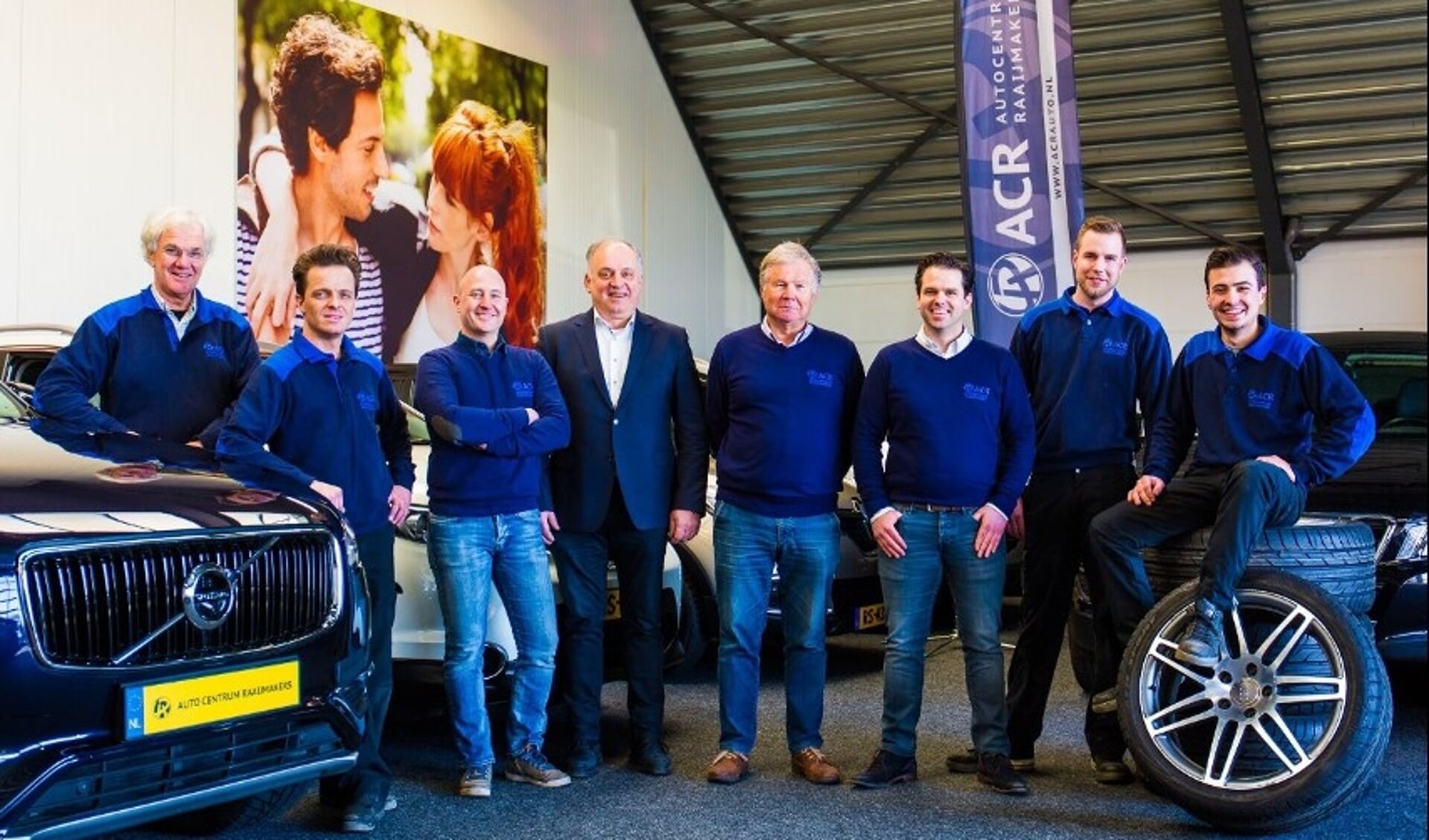 Het team van autobedrijf Raaijmakers met vierde van links Albert Raaijmakers en derde van rechts Bart Raaijmakers