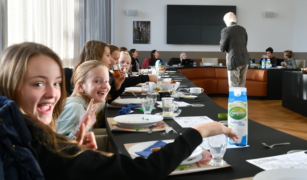 Burgemeester Hans Gaillard ontbijt met leerlingen van De Stokland