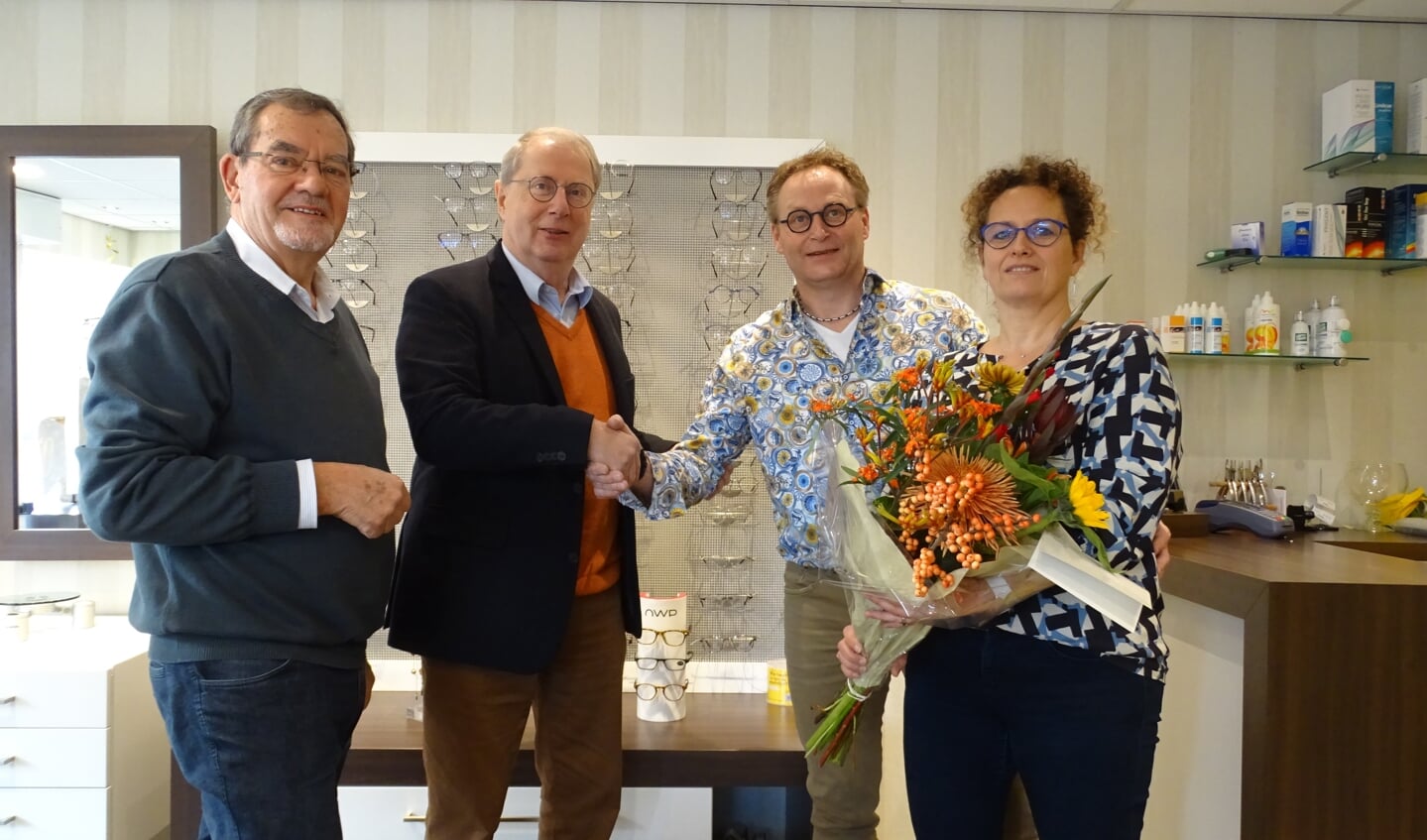 v.l.n.r.: bestuursleden Carel Verdonschot en Sjef den Uijl, Sander en Angelique Cooijmans.

