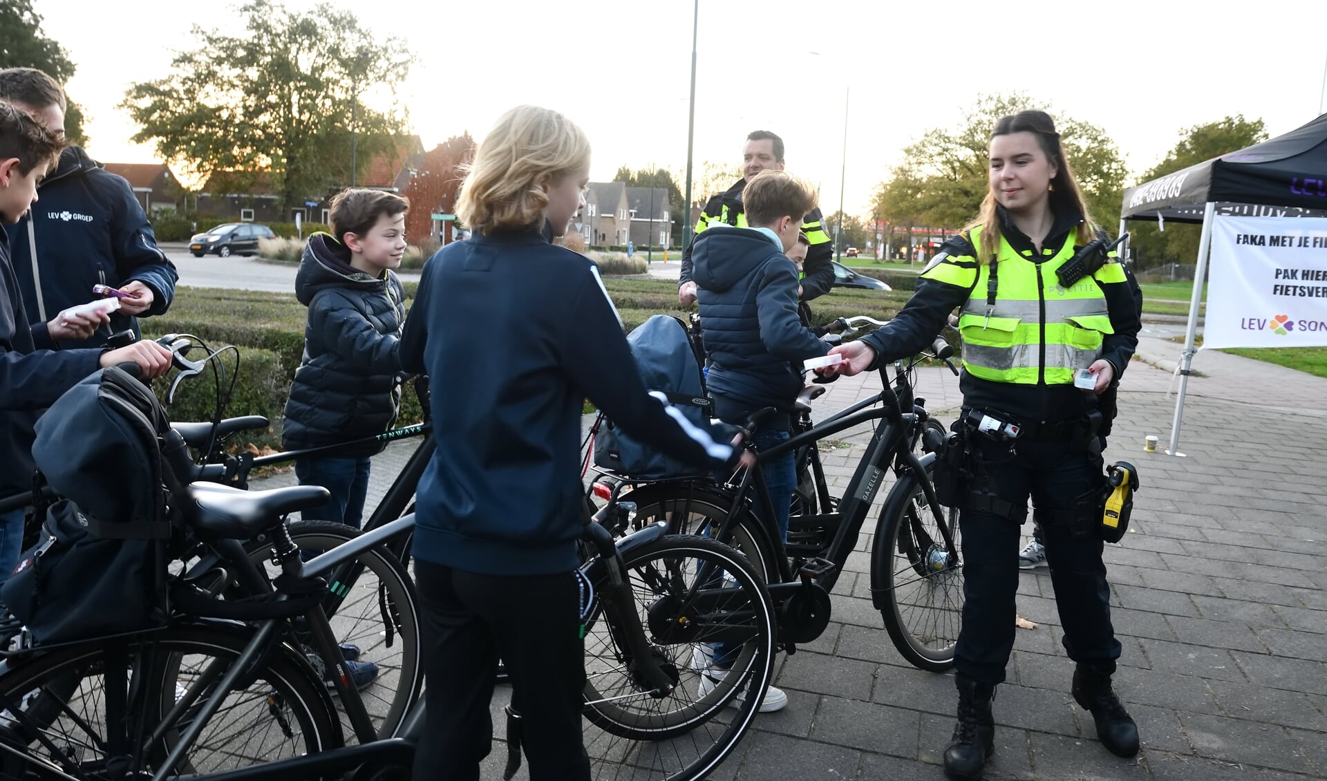 er voor dag en dauw gecontroleerd op fietsverlichting