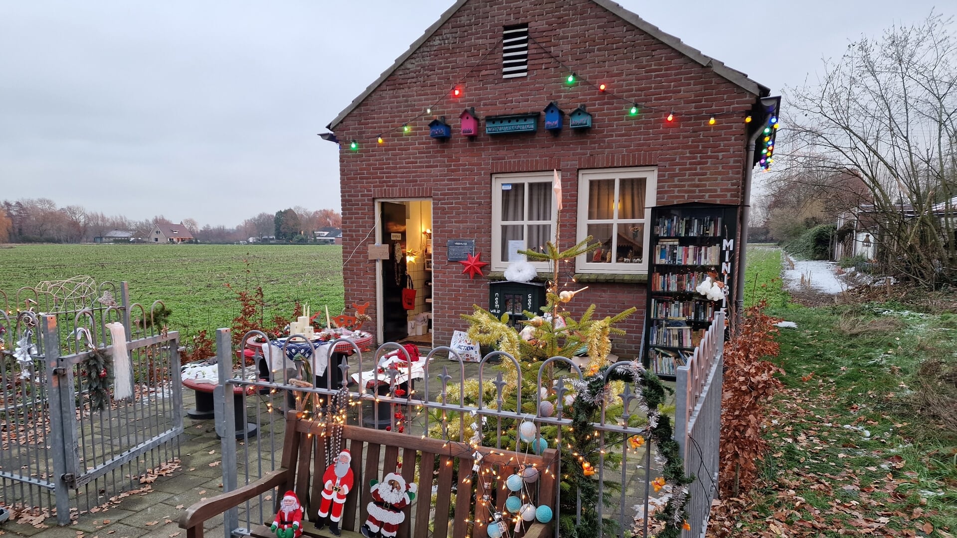 Kerst- en proviandkast in het voormalige diepvrieshuisje aan de Driehoek